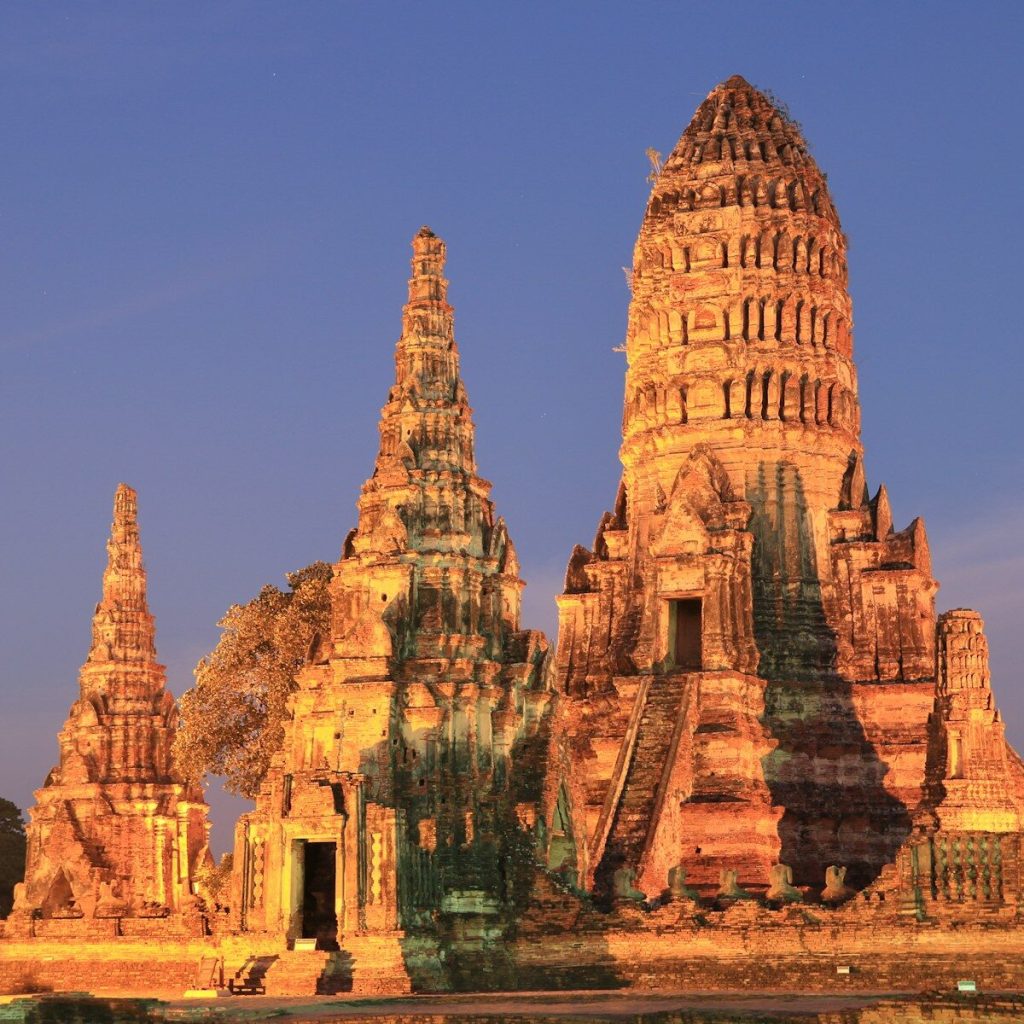 a very tall building with many spires on top of it